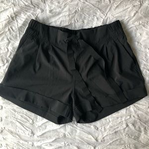 NWOT Lululemon On the Fly Cuffed Short / BLACK 4